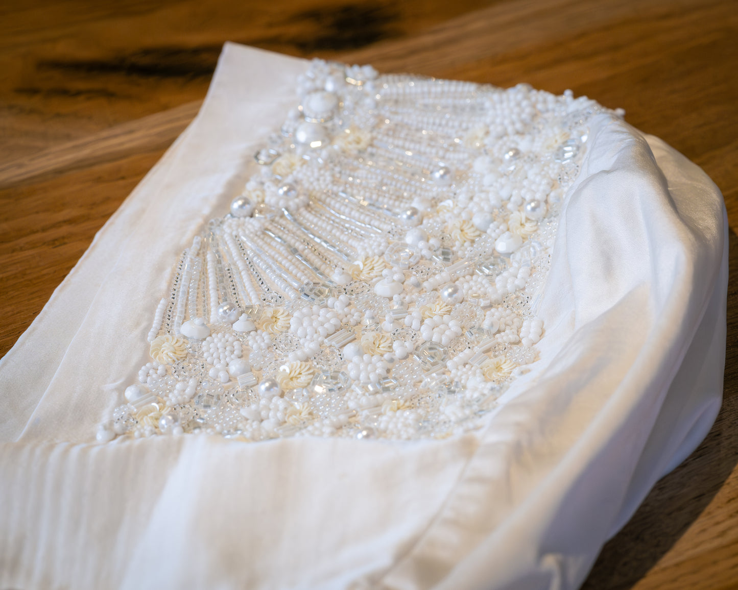 Le Polyvalent Brodé – Foulard Mariée Élégant et Raffiné