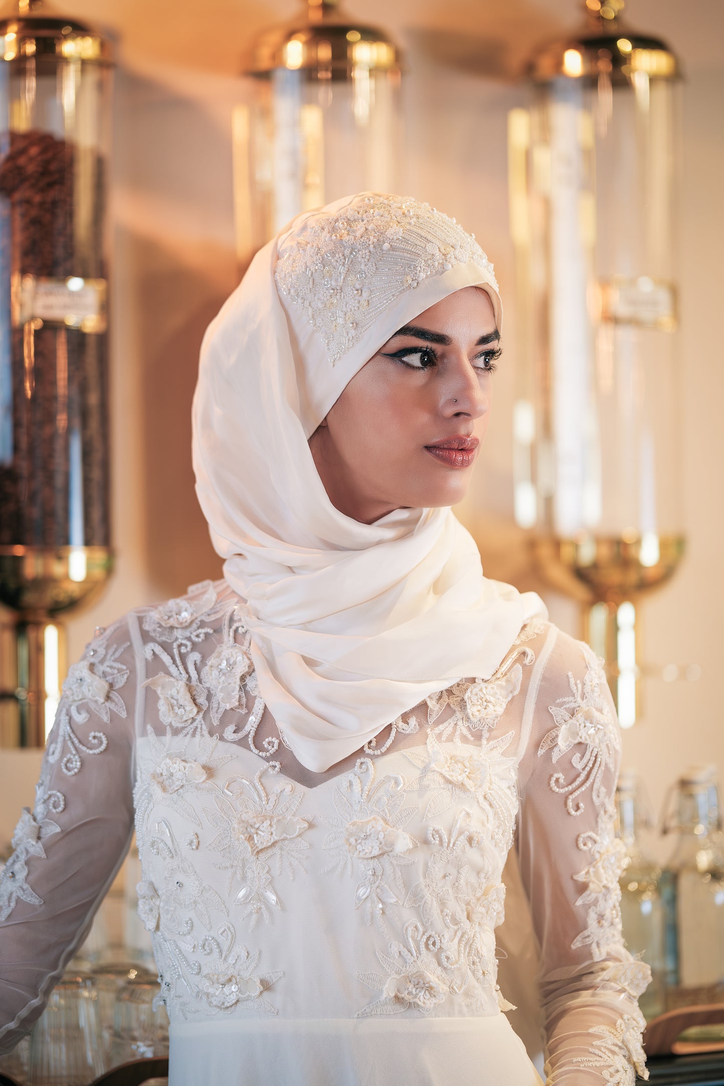 Le Polyvalent Brodé – Foulard Mariée Élégant et Raffiné
