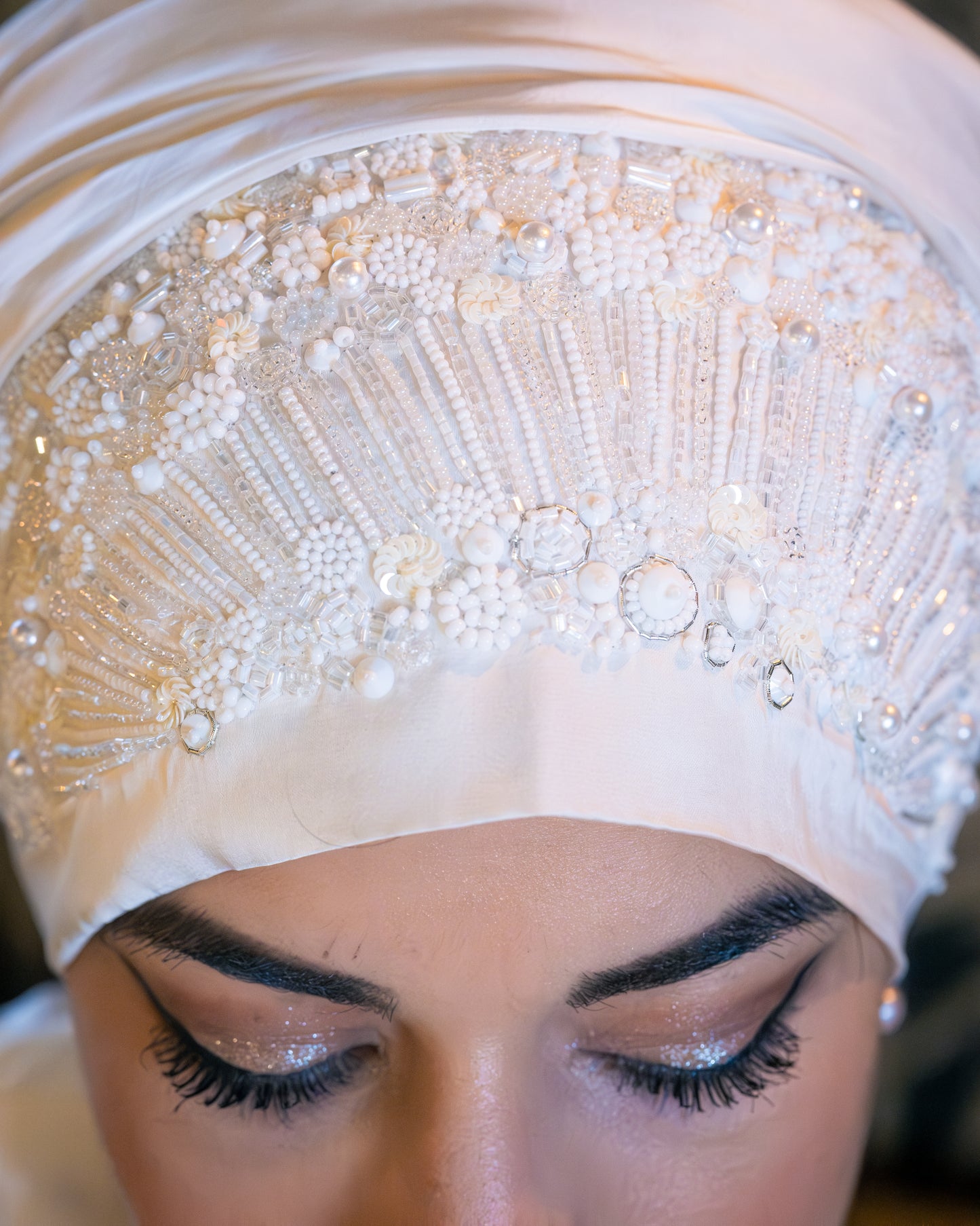 Le Polyvalent Brodé – Foulard Mariée Élégant et Raffiné